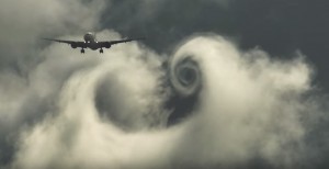 Boeing passa, le nuvole formano un vortice