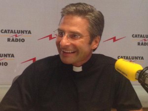 Sacerdote gay, coming out monsignor Charamsa: "Ho compagno"