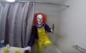YOUTUBE Scherzo più pauroso di sempre, clown nella doccia...