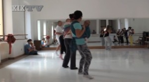 Danza in fascia a Genova: bimbo sulla schiena e sport VIDEO