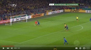 YOUTUBE Borussia Dortmund, portiere tenta dribbling ma...