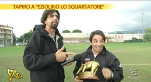 Valerio Staffelli di Striscia la Notizia ha consegnato il tapiro d'oro a Ezio Capuano, l'allenatore dell'Arezzo