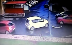 VIDEO YOUTUBE: fa tre incidenti in 40 secondi nel parcheggio