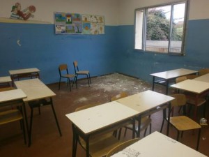Massa, crolla intonaco scuola: studentessa 15 anni ferita