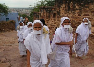 India: la sua religione gli vieta uso auto, monaco nei guai