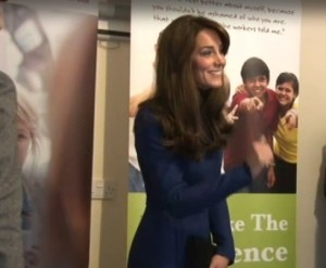 Kate Middleton in Scozia, splendida in blu elettrico 