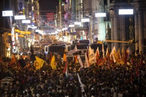 Strage di Ankara, migliaia in piazza a Istanbul: "Stato assassino" (foto Ansa)
