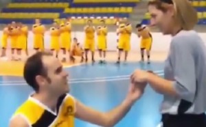 VIDEO Giocatore basket chiede all'arbitro di sposarlo