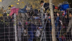 Migranti, caos al confine sloveno: soldato aiuta bimbo VIDEO