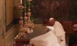 VIDEO YOUTUBE Papa Francesco "fa la tovaglia"...
