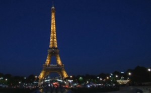 Tour Eiffel colorata per la Settimana della Moda