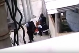 VIDEO YOUTUBE Poliziotti alterano scena del delitto