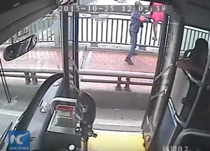 VIDEO YOUTUBE - Autista di bus salva donna dal suicidio