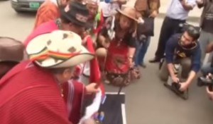 YOUTUBE Perù-Cile, sciamano fa un rito contro Alexis Sanchez
