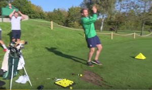 VIDEO YOUTUBE Rugbista gioca a golf. Terra e mazza volano