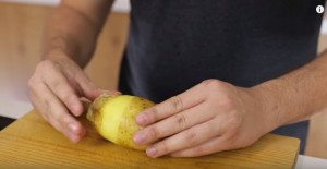 VIDEO YouTube. Come pelare una patata: ecco il segreto