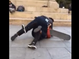 skateboarder preso per il collo da poliziotto