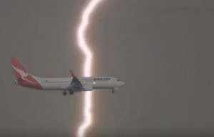 Sydney, aereo in volo sfiorato da fulmine