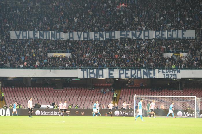 Lo striscione dei tifosi del Napoli per Valentino Rossi (foto Ansa)