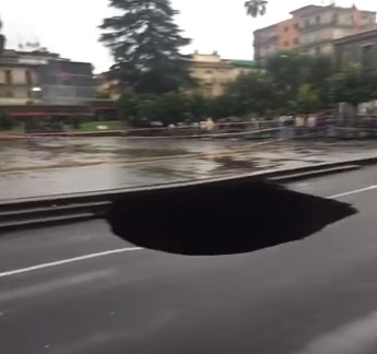 VIDEO YouTube: Catania, voragine in strada causa pioggia