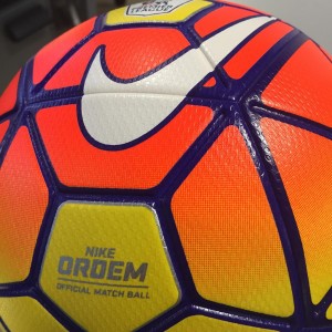 Sarri contro pallone invernale Nike: "Rotola male, meno gol"