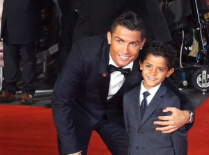 YOUTUBE Cristiano Ronaldo e figlio alla prima del "suo" film