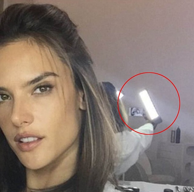 Alessandra Ambrosio, selfie con l'inganno: quella luce...