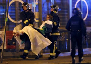 Un momento dei soccorsi ai feriti di Parigi
