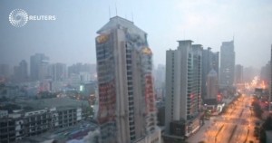 Cina, spettacolare demolizione di un palazzo