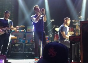 VIDEO YOUTUBE Attentati Parigi, Coldplay suonano "Imagine"
