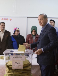 Erdogan padrone Turchia: spoglio 50%, maggioranza assoluta