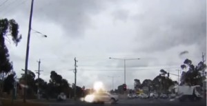 YOUTUBE Fulmine colpisce strada: evita auto per un soffio 