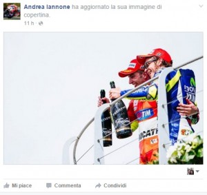 La foto pubblicata da Andrea Iannone su Facebook in solidarietà con Valentino Rossi