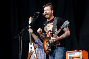YOUTUBE Jesse Hughes dito medio a Waters pro Israele