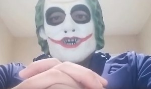 YOUTUBE Si maschera da Joker: "Uccido un arabo a settimana"