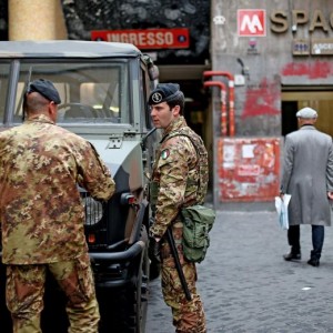 Militari presidiano la metro di Roma