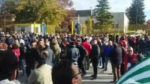 YOUTUBE Michelin, sciopero a Fossano: bloccata statale 28