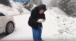 A 101 anni gioca con palle di neve. VIDEO è virale