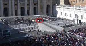 VIDEO YOUTUBE. Papa Francesco inciampa a San Pietro e...cade