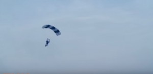 YOUTUBE Fernando Gava si impiglia col paracadute nell'aereo