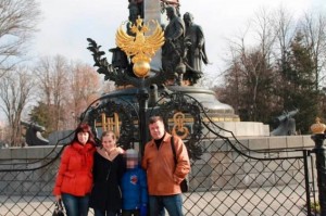 "Ma papà è vivo, vero?": il figlio del pilota russo commuove