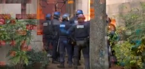 Saint Denis, polizia nella chiesa a colpi d’ascia