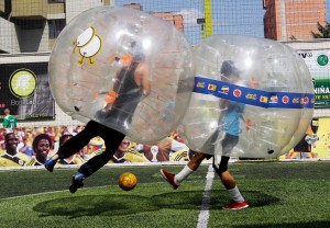BubbleBall, calcio giocato nella palla trasparente
