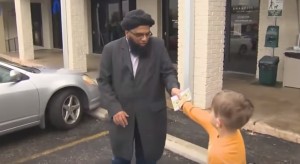 Moschea sporcata con feci, bimbo Usa dona i risparmi