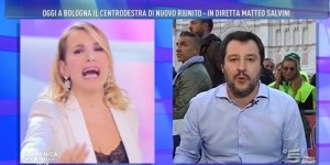 VIDEO Barbara D'Urso salva Salvini: Via, ci sono infiltrati