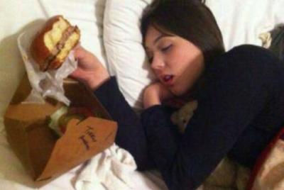 FOTO Scherzo alla sorella vegana mentre dorme...