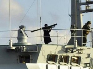 Un fotogramma del video di ntv mostra un uomo con un lanciarazzi a bordo di una naveUn fotogramma del video di ntv mostra un uomo con un lanciarazzi a bordo di una nave