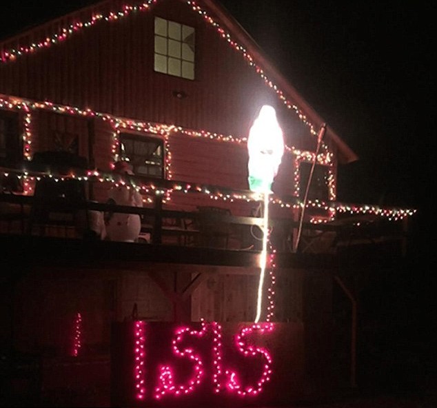 Babbo Natale fa pipì su Isis: FOTO decorazione natalizia...