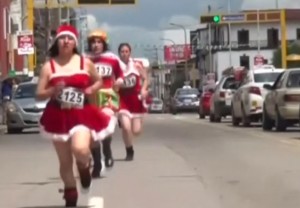 Perù, corsa in strada vestiti da Babbo Natale