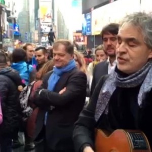 YOUTUBE Andrea Bocelli canta a Times Square per senzatetto
